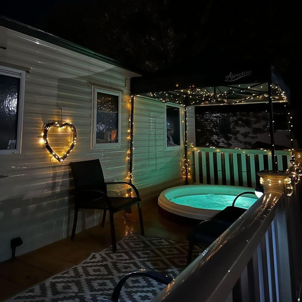 Tattershall Lakes Hot Tub Lodge Breaks Exteriér fotografie